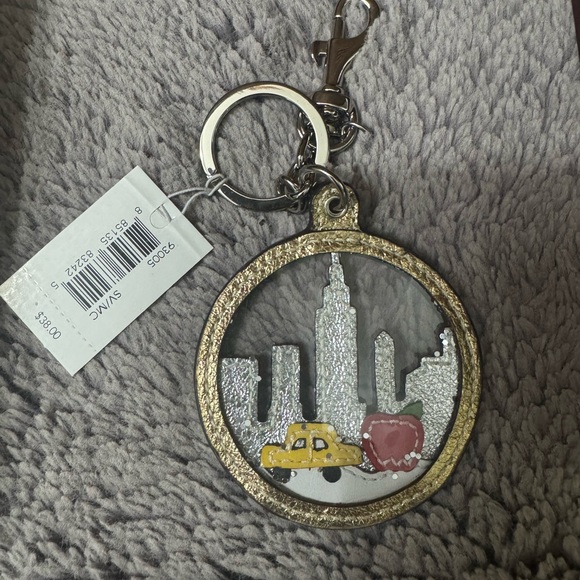 Rare Coach NYC Skyline Glitter Snow Globe Key Fob Chain Keychain NEW WITH TAGS - Picture 3 of 8